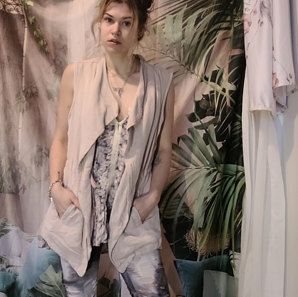 Utility Vest - Picture 2 of 9